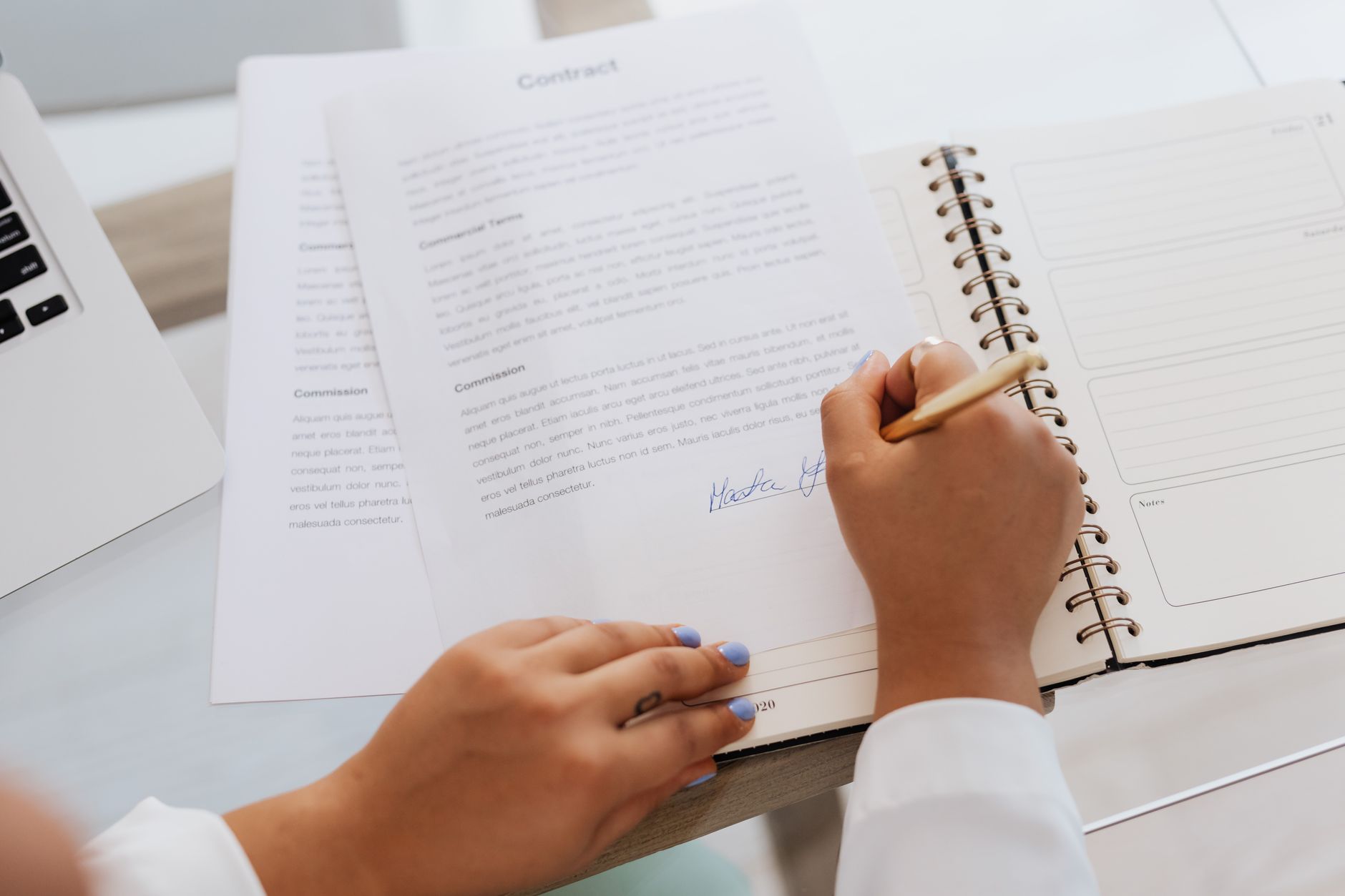 Avoiding vendor lock-in: signing an HR software contract with commercial terms on the page